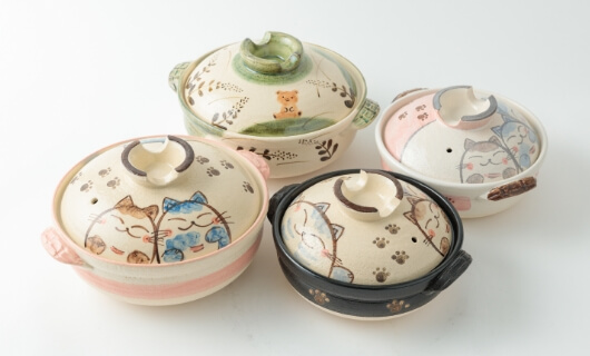 Earthen pots with Imoto’s original patterns