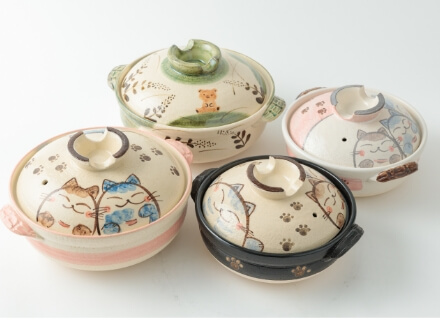 Earthen pots with Imoto’s original patterns